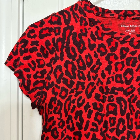 Banana Republic Women’s Short Sleeve T-Shirt XS Red Leopard Animal Print Top - Picture 4 of 5